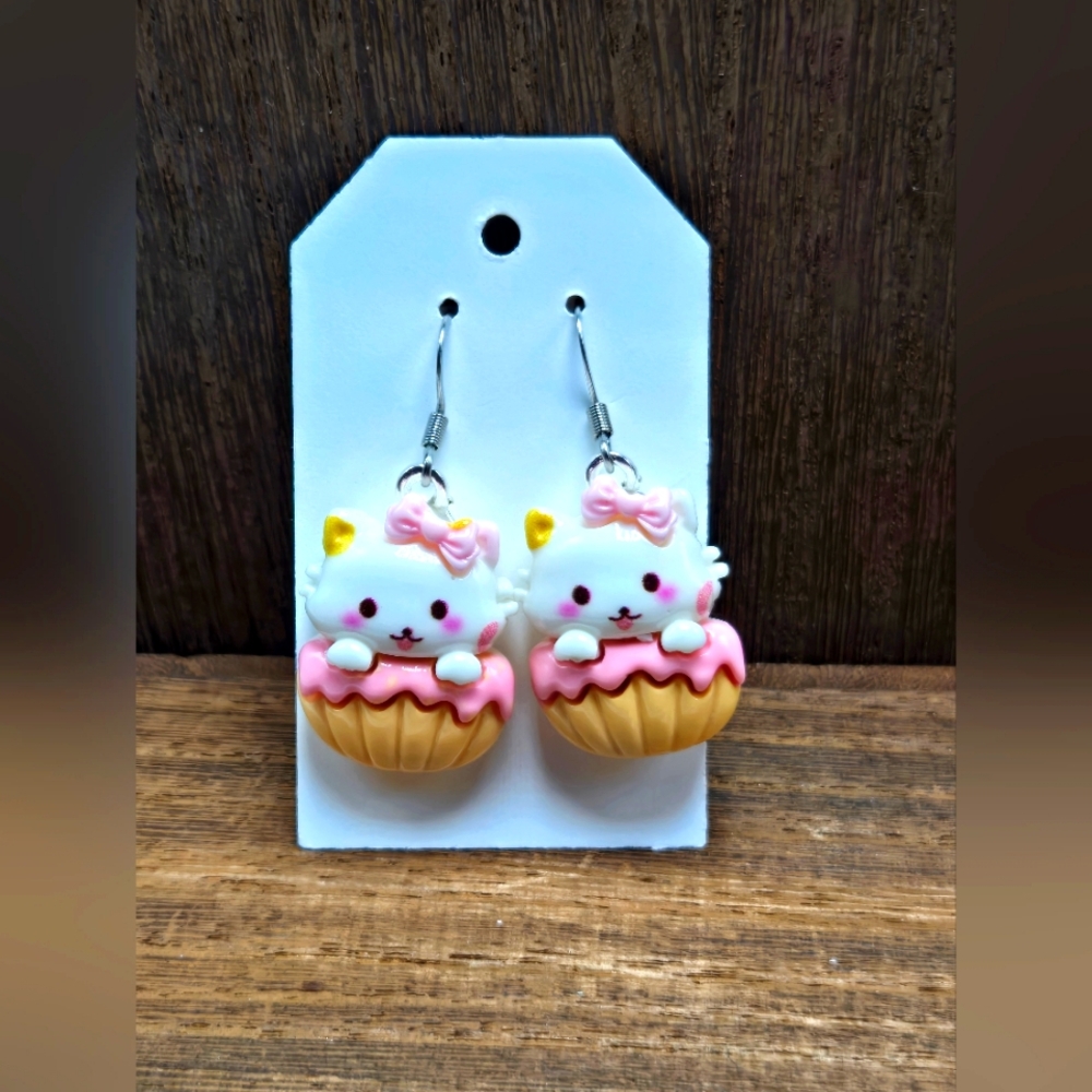 NWT Kawaii Cupcake Cat Earrings Pierced White Cat Cat Lady Dangle Drop Jewelry
